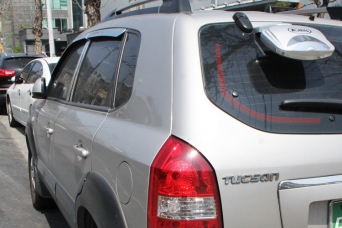 Дефлекторы боковых окон Hyundai Tucson I хромированные autoclover