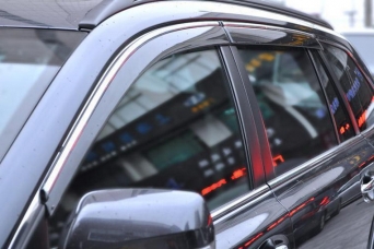 Дефлекторы боковых окон Volvo XC60 I смолдингом из нержавеющей стали