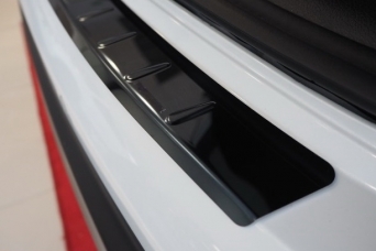 Накладка на задний бампер VW Touran III 2015- черный лак с загибом