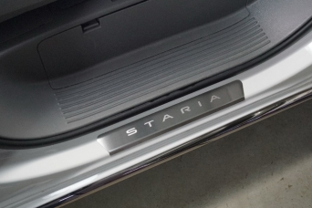 Накладки на пороги Hyundai Staria передние