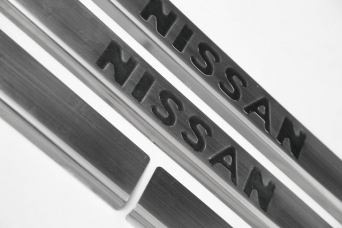 Накладки на пороги Nissan Juke