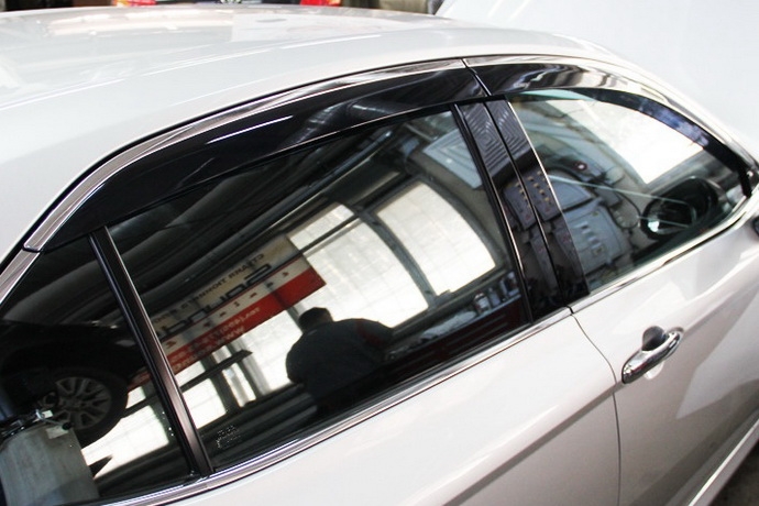 Дефлекторы окон с молдингом из нержавеющей стали Toyota Camry V70  OEM-10189