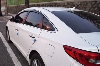 Дефлекторы на окна черные с хромированным молдингом (6 элементов) Autoclover - Hyundai Sonata VII 2017-2019 D940
