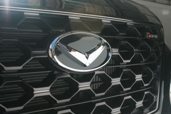 Эмблема Hyundai Santa Fe IV на решетку радиатора v-style