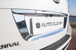 Хромированная накладка на заднюю дверь вокруг номера Autoclover - KIA Carnival III 2014-2020