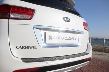 Хромированная накладка на заднюю дверь вокруг номера Autoclover - KIA Carnival III 2014-2020 C782