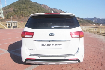 Хромированные накладки на задний стеклоочиститель и парктроники Autoclover - KIA Carnival III 2014-2020 C285