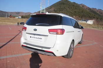 Хромированные накладки на задний стеклоочиститель и парктроники Autoclover - KIA Carnival III 2014-2020 C285