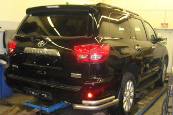 Защита заднего бампера Toyota Sequoia II уголки двойные